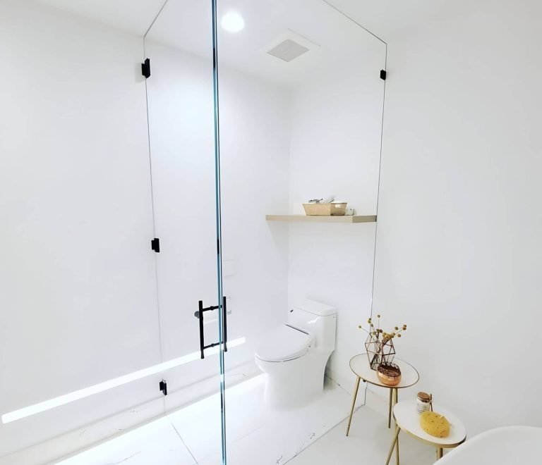 Fully_Custom_Glass_Shower_Door_Hinged_in_the_Middle_Seattle (3)